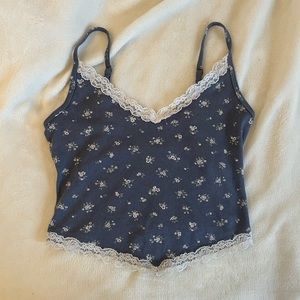 Hollister lace trim floral cropped top